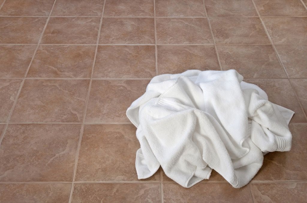 khăn tắm trên sàn nhà hư hỏng