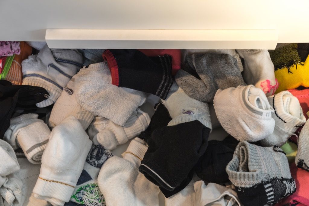 Cajón de calcetines desordenado