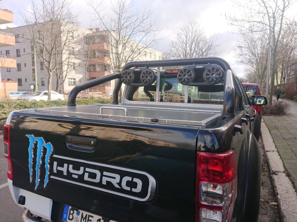 Logotipo de Monster Energy en la pegatina para el parachoques del camión