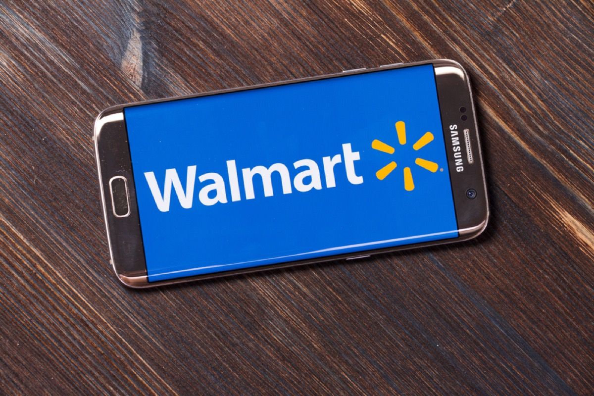 smartphone με λογότυπο walmart στην οθόνη