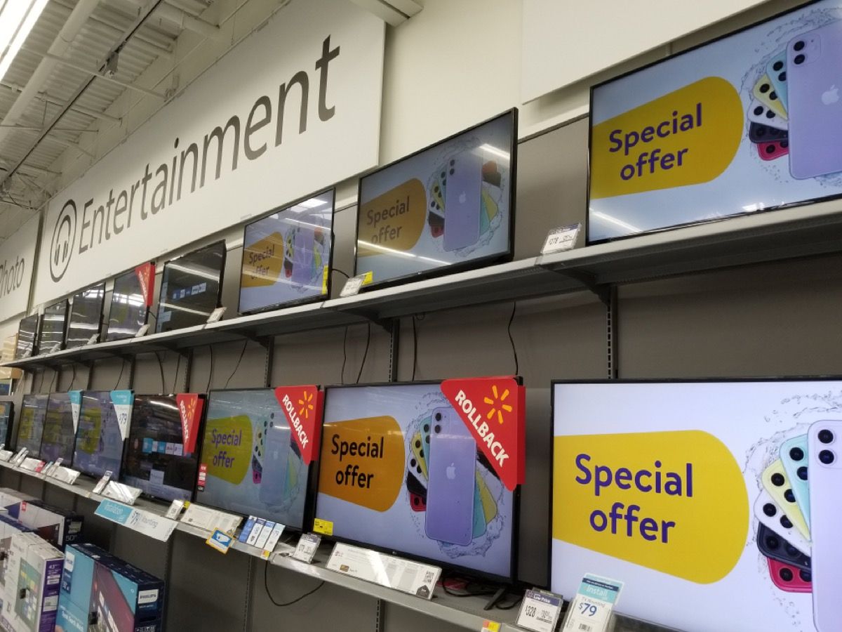 TV-Geräte bei Walmart mit Bildschirmen, auf denen Sonderangebote stehen