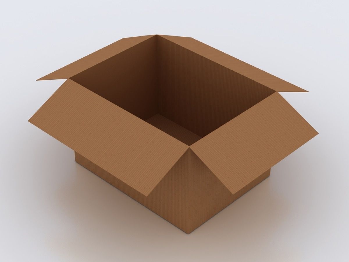 отворена празна кафява картонена кутия