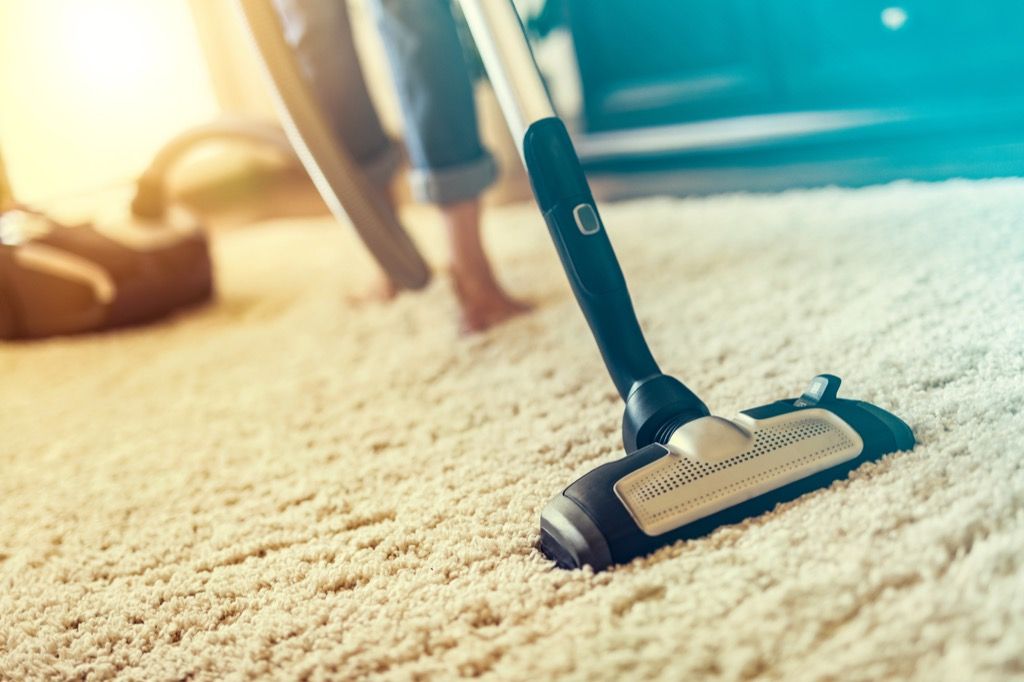mujer aspirando alfombras, errores de limpieza