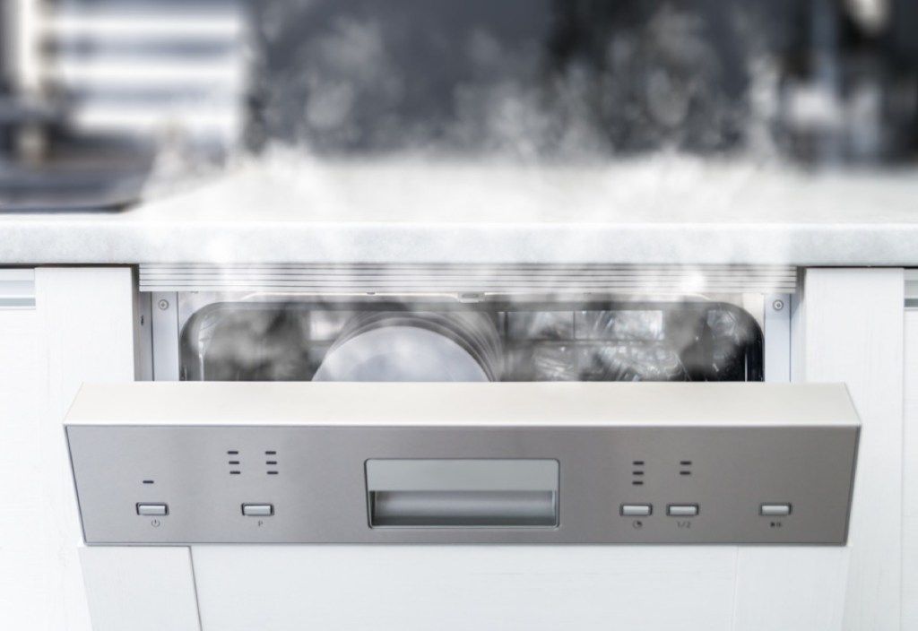 máquina de lavar louça com vapor saindo, erros de limpeza