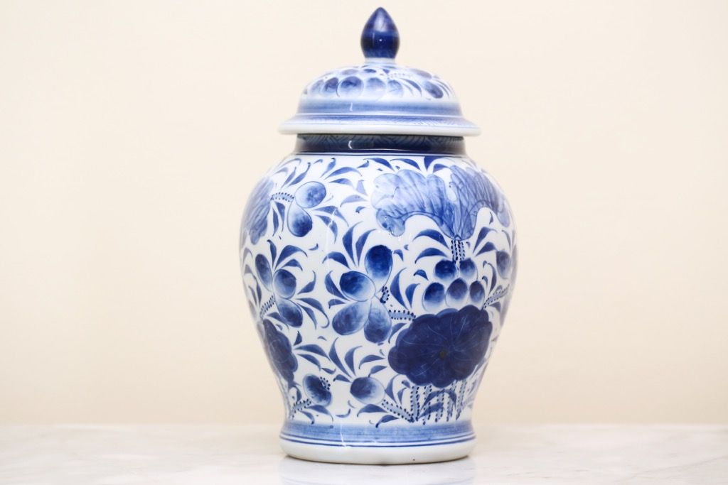 porcelánová váza na cenné predmety vo vašom podkroví