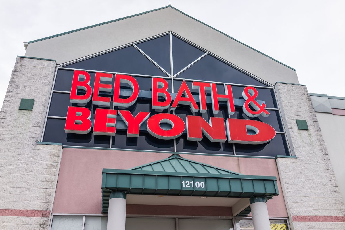 „Bed Bath & Beyond“ parduotuvės išorė su raudonais užrašais