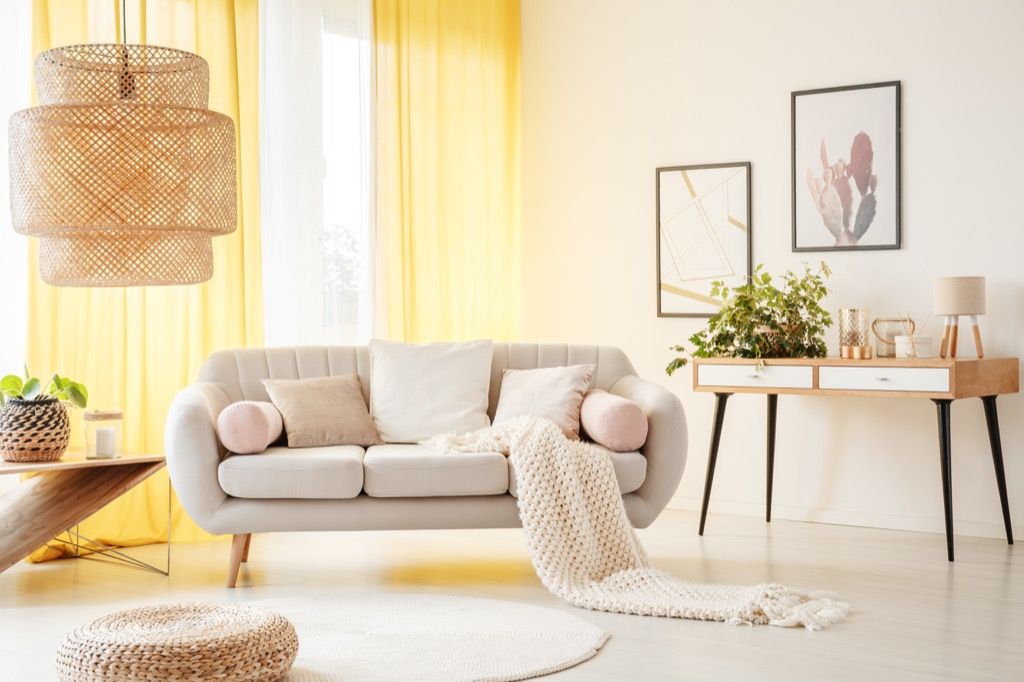 Rózsaszín kanapé világos nappaliban {Mindig vásároljon a Craigslisten}