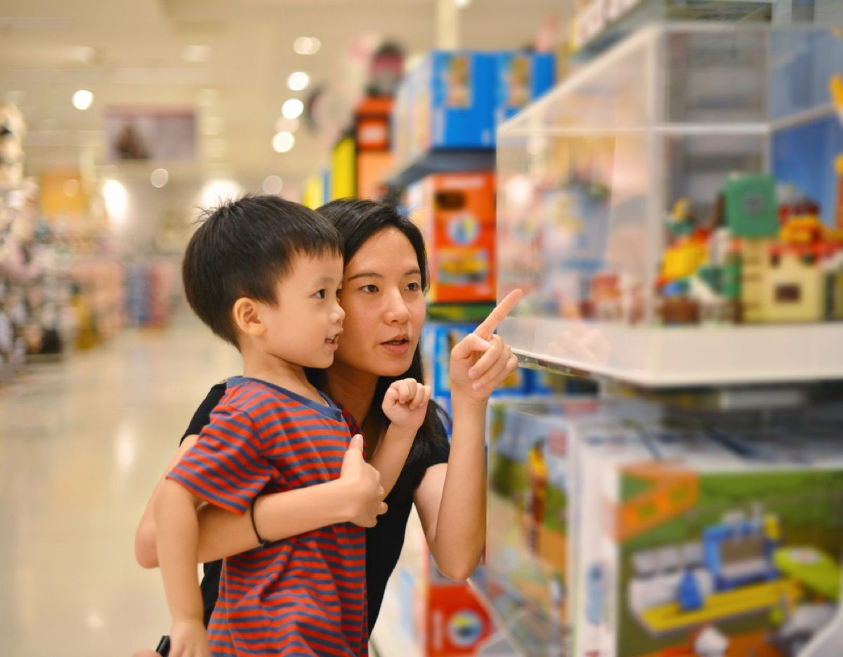 asiatische Mutter und Sohn kaufen im Spielzeugladen ein