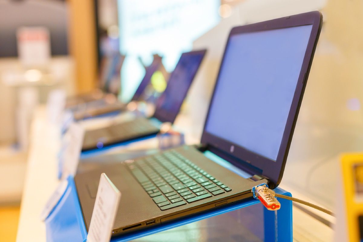 bärbar dator visas på elektronikbutik