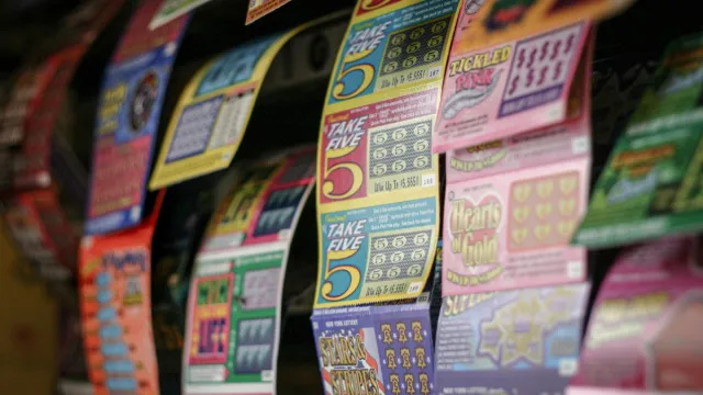 Benzinestationmedewerker onthult geheimen om geld te winnen met kraskaarten