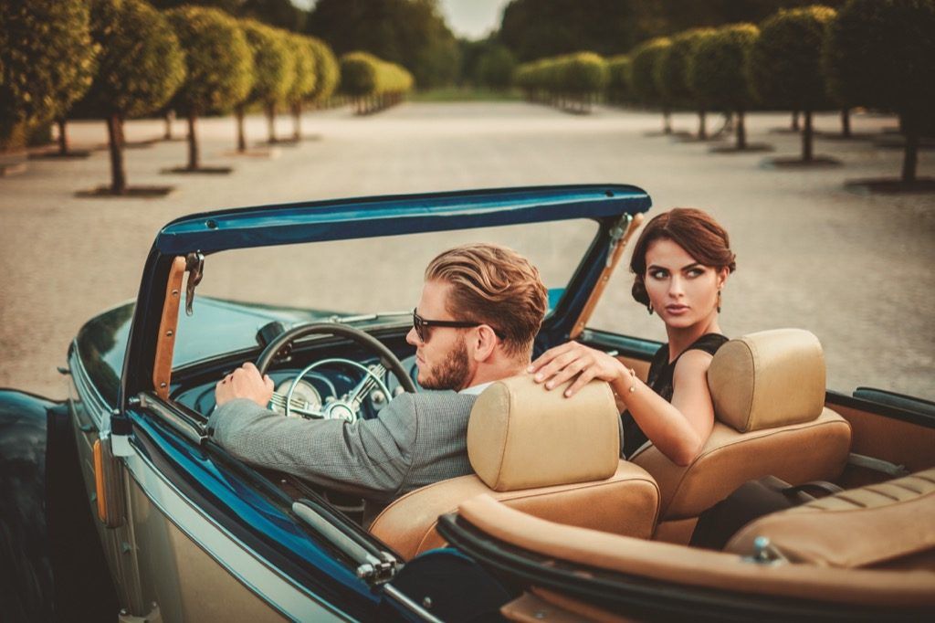 milijardierių iki 40 metų turtinga pora, vairuojanti automobilį