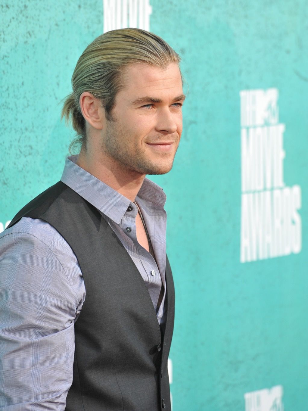 Chris Hemsworth pitkät hiukset miespulla