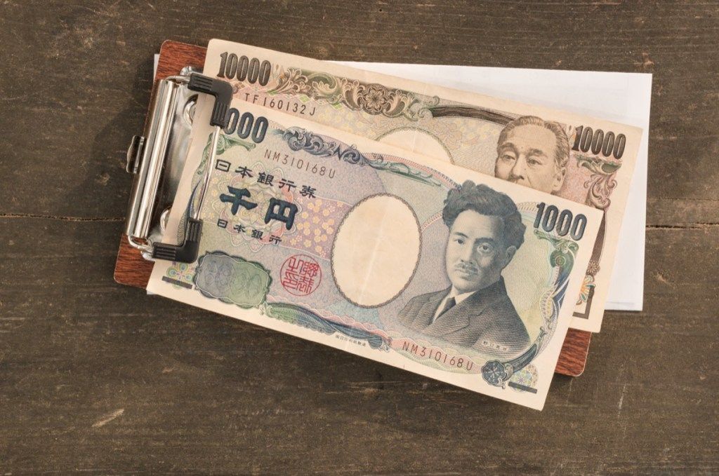 Dinheiro japonês em ienes pagando a conta no Japão