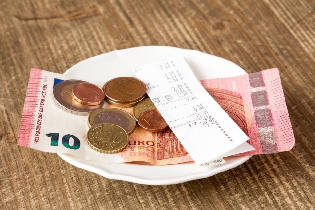 Pagamento del conto con mancia in euro