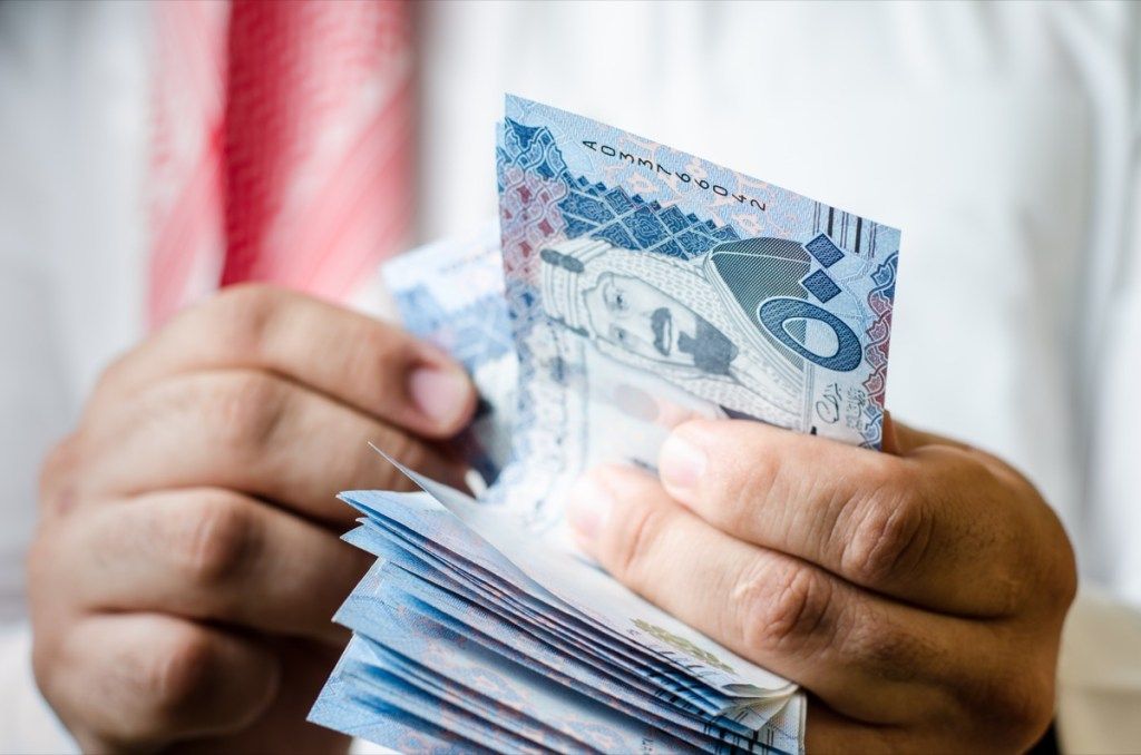 Numărarea banilor din Arabia Saudită Orientul Mijlociu