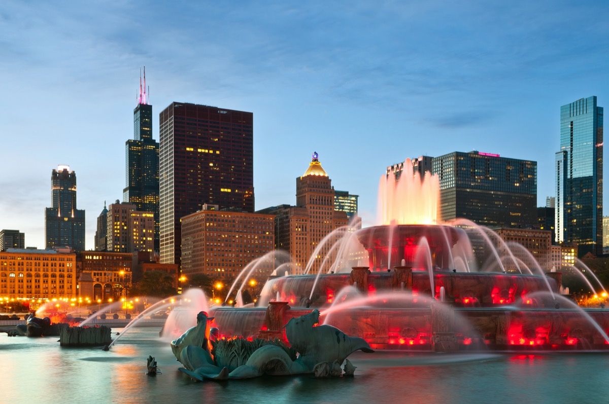 Air mancur Buckingham menerangi Grant Park di Chicago, Illinois pada malam hari