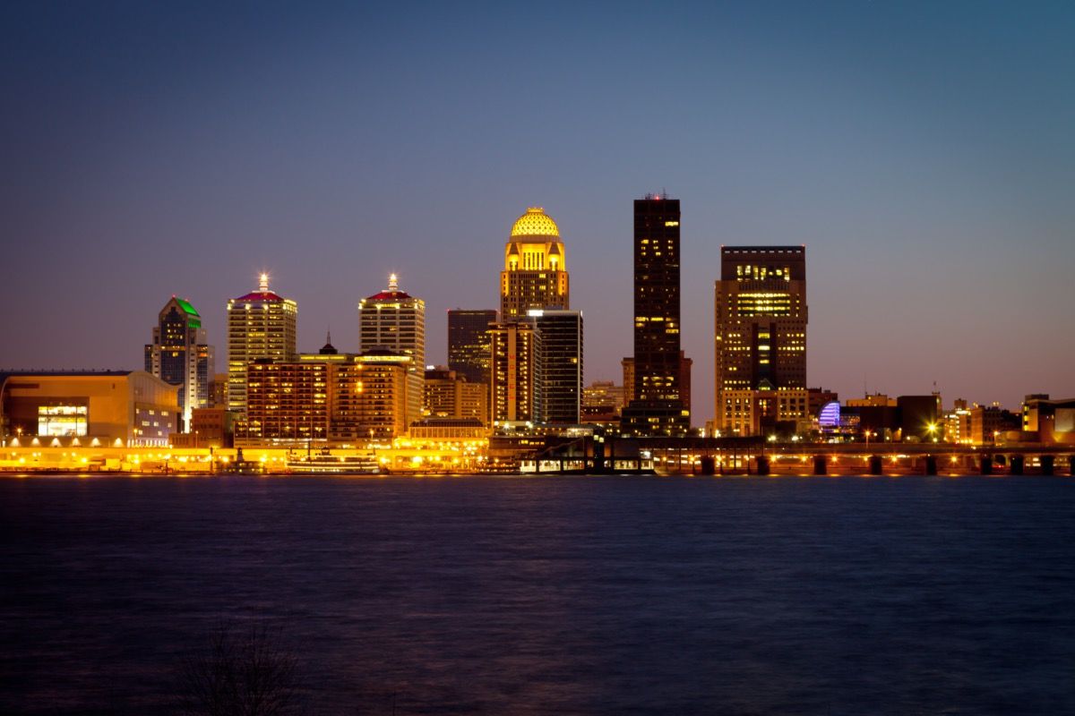 városkép fénykép egy folyó és az épületek Louisville, Kentucky éjjel