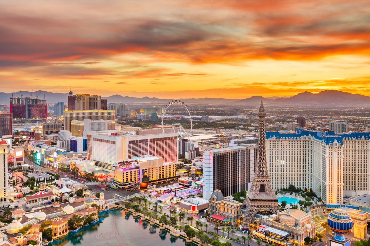 gambar pemandangan bandar Strip di Las Vegas, Nevada pada waktu senja