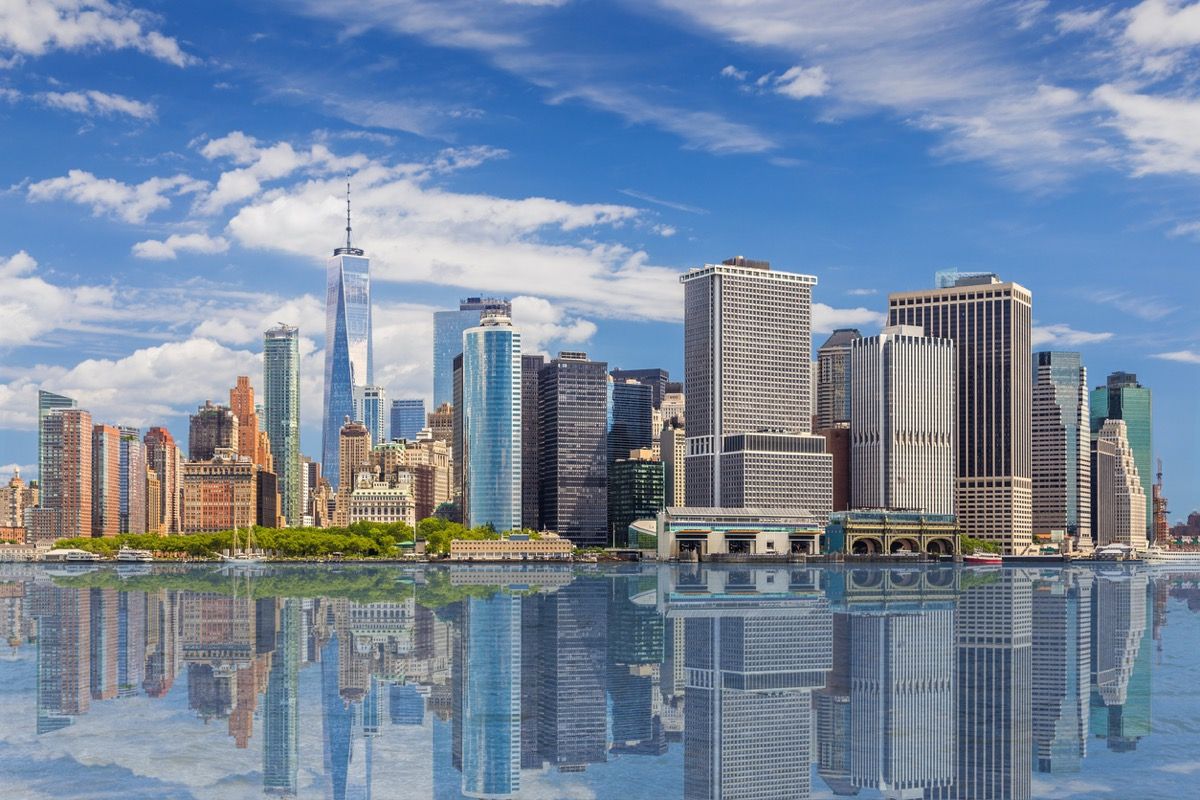 panorama města a voda přístavu New York v New Yorku, NY
