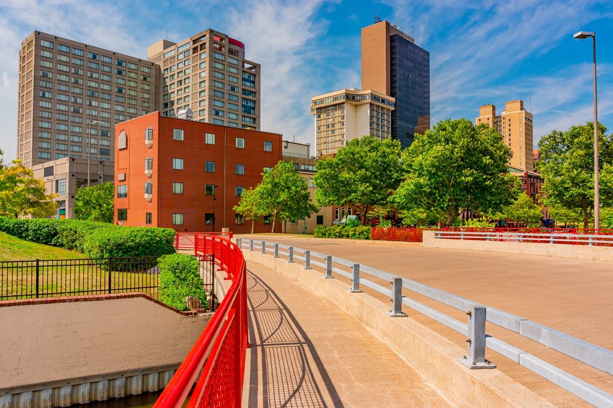 pont amb una barana de color vermell brillant i edificis al centre de Toledo, Ohio