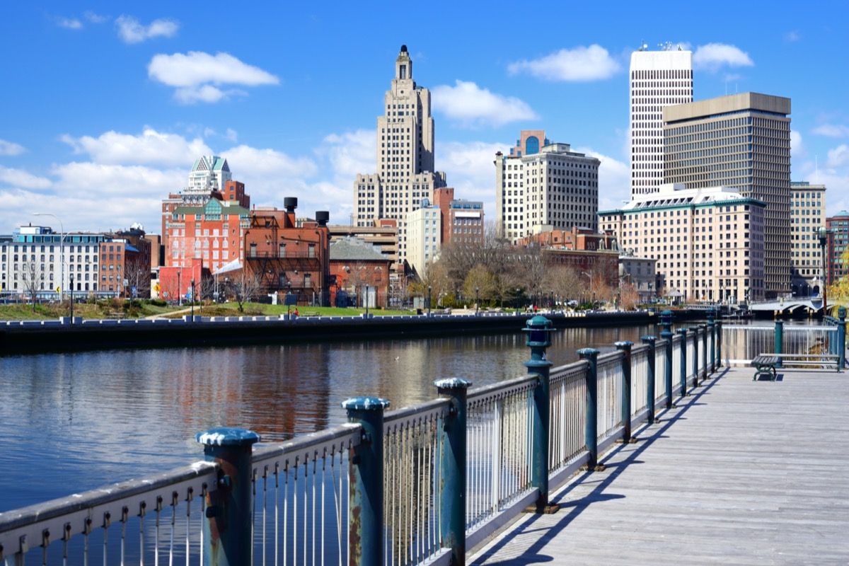 stadsbildsfoto av pir och byggnad i centrala Providence, Rhode Island