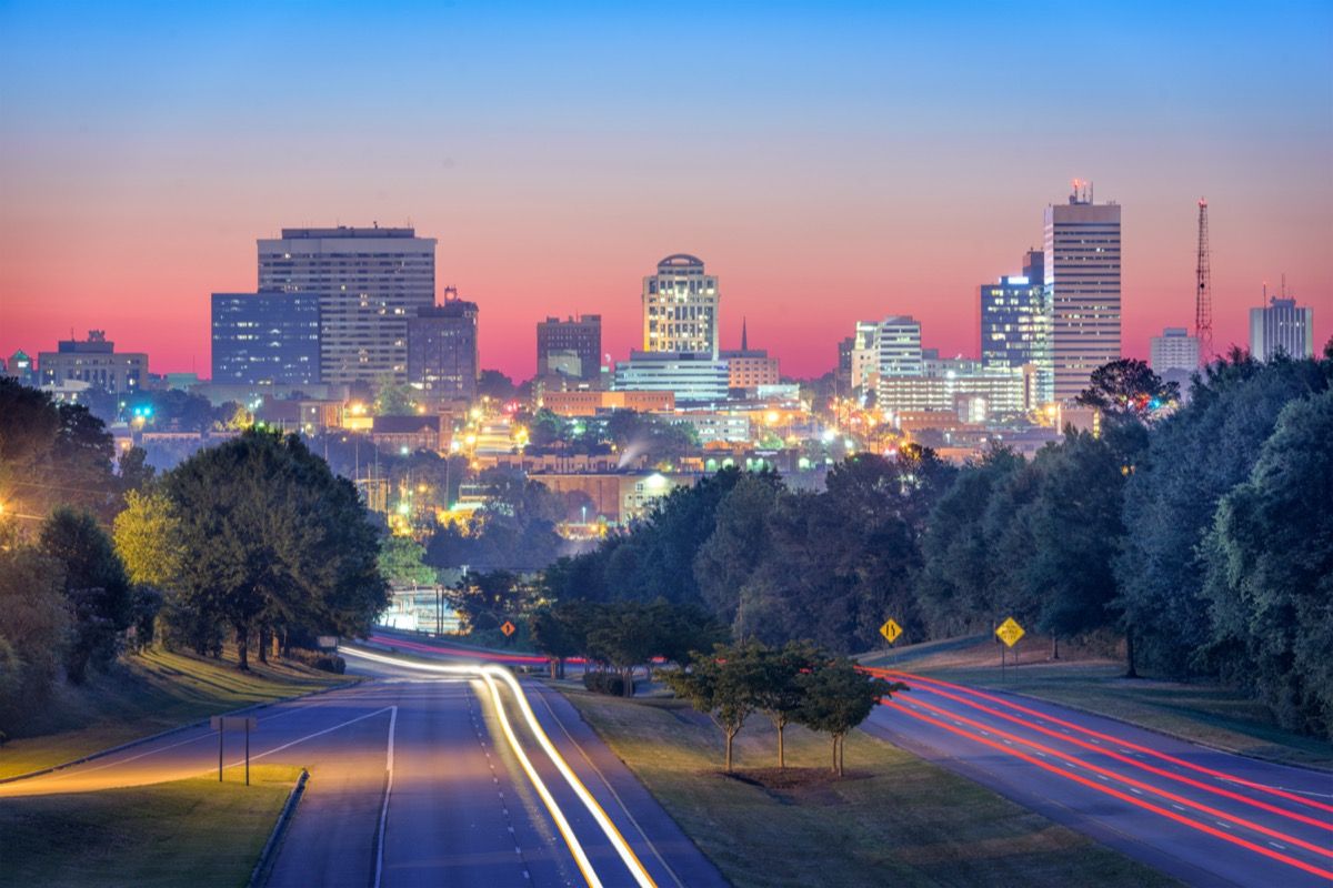 miesto panorama ir greitkelis Kolumbijoje, Pietų Karolinoje, naktį