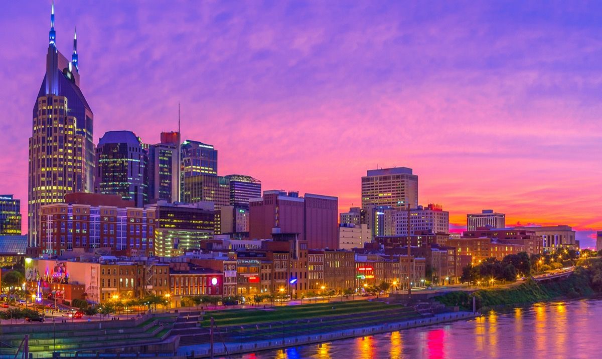 fotografia panorámy mesta Nashville, Tennessee za súmraku