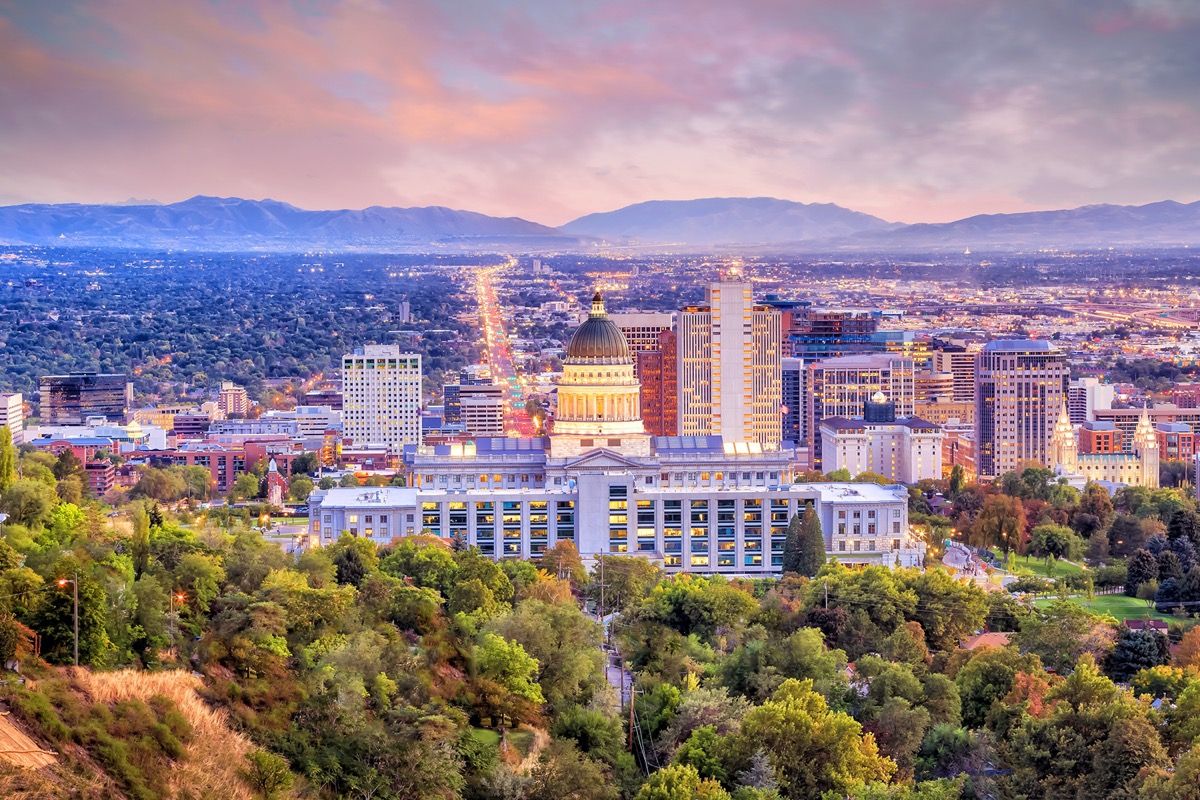gambar pemandangan bandar Salt Lake City, Utah pada waktu senja