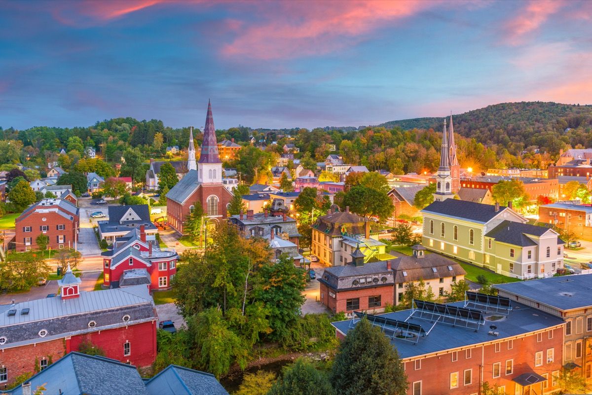 miesto panorama ir pastatai Montipelier mieste, Vermonte prieblandoje