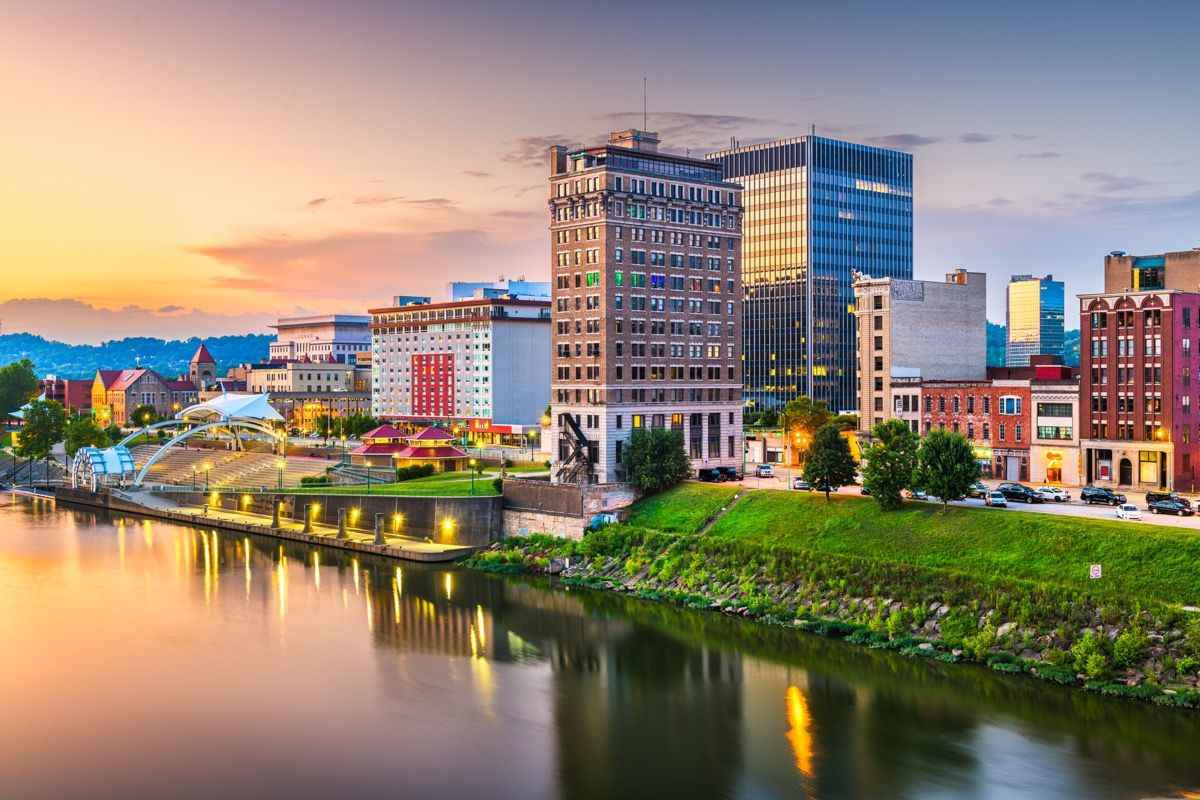 miesto panorama ir upė Čarlstono centre, Vakarų Virdžinijoje, sutemus