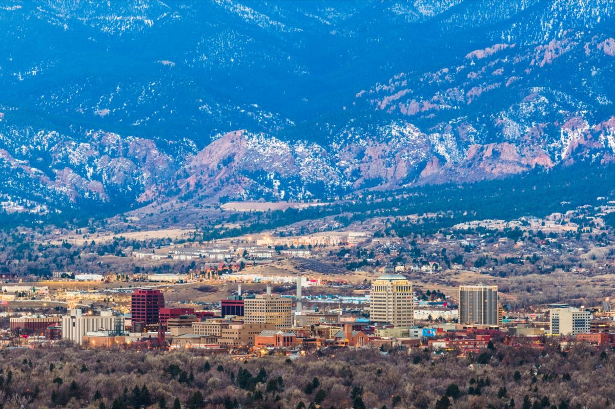 skyline og bjerge i Colorado Springs, Colorado i skumringen