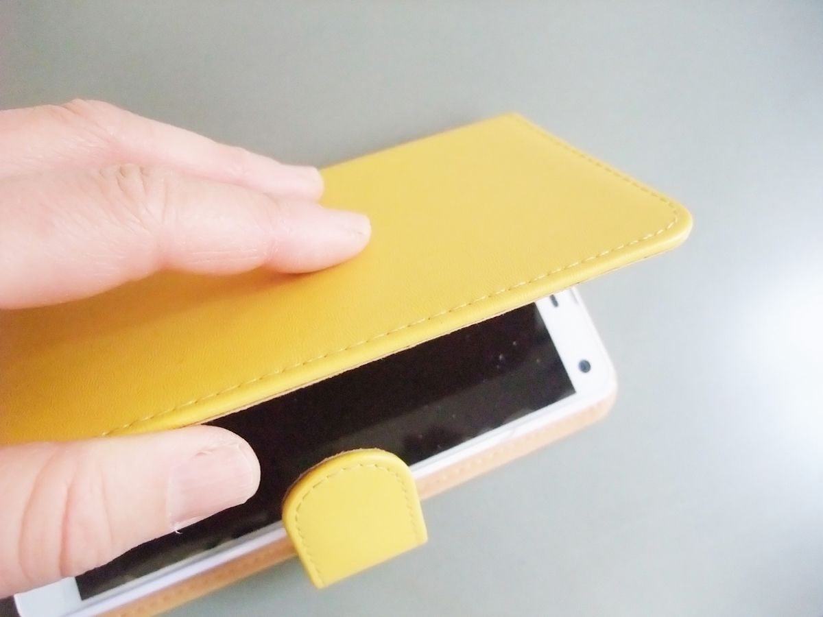keltainen nahkainen lompakkokansi älypuhelimessa