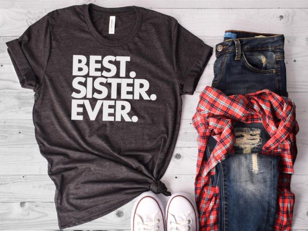 חולצת טריקו של האחות הטובה ביותר עם מתנה לאחיות תלבושת
