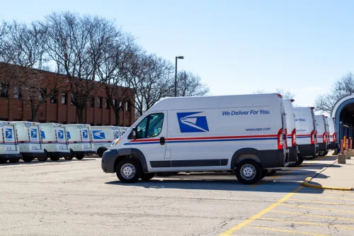   רכבי משלוח מוצגים באוק ברוק, אילינוי, ארה'ב. USPS היא סוכנות עצמאית של הרשות המבצעת של הממשל הפדרלי של ארצות הברית.