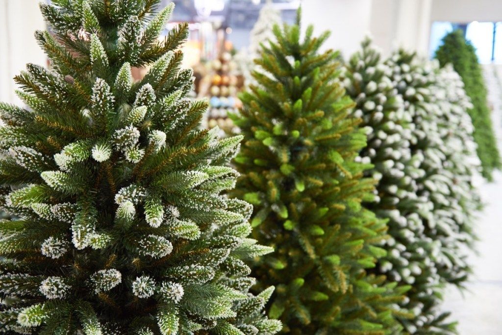 falošné vianočné stromčeky v obchode