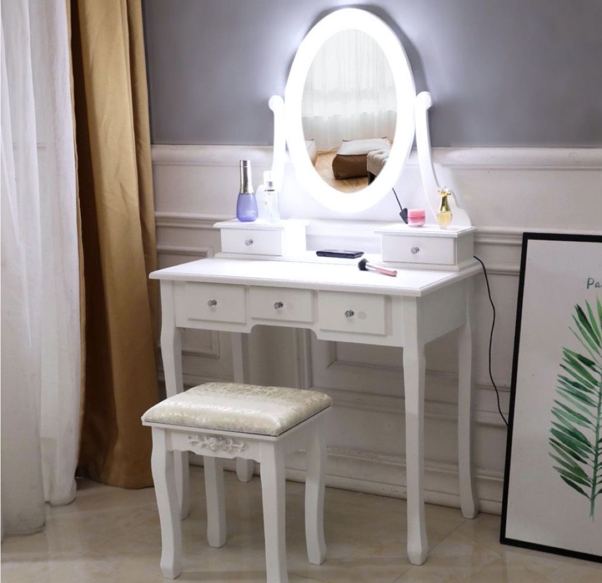 楕円形の鏡とLEDライト付きの白い洗面化粧台