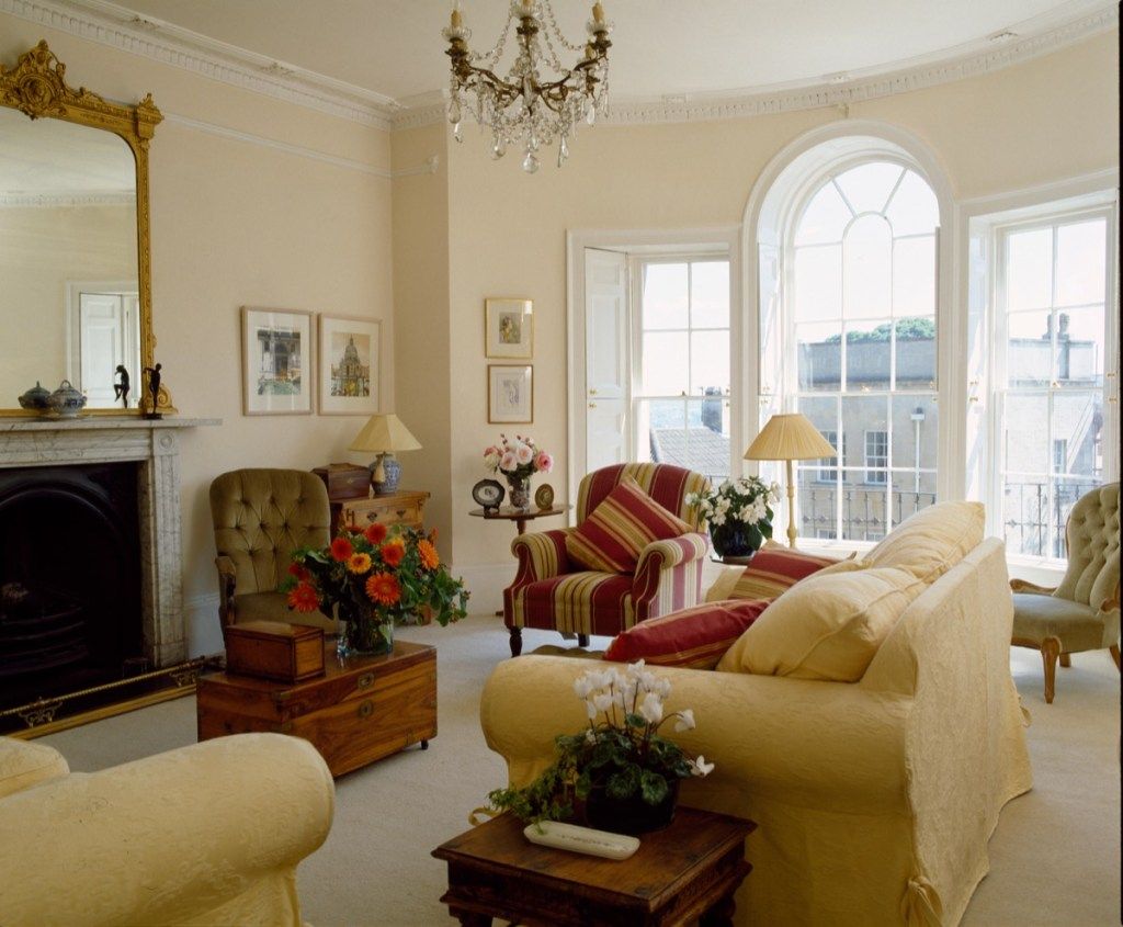 Krémová pohovka v obývacím pokoji městského domu s klenutým oknem