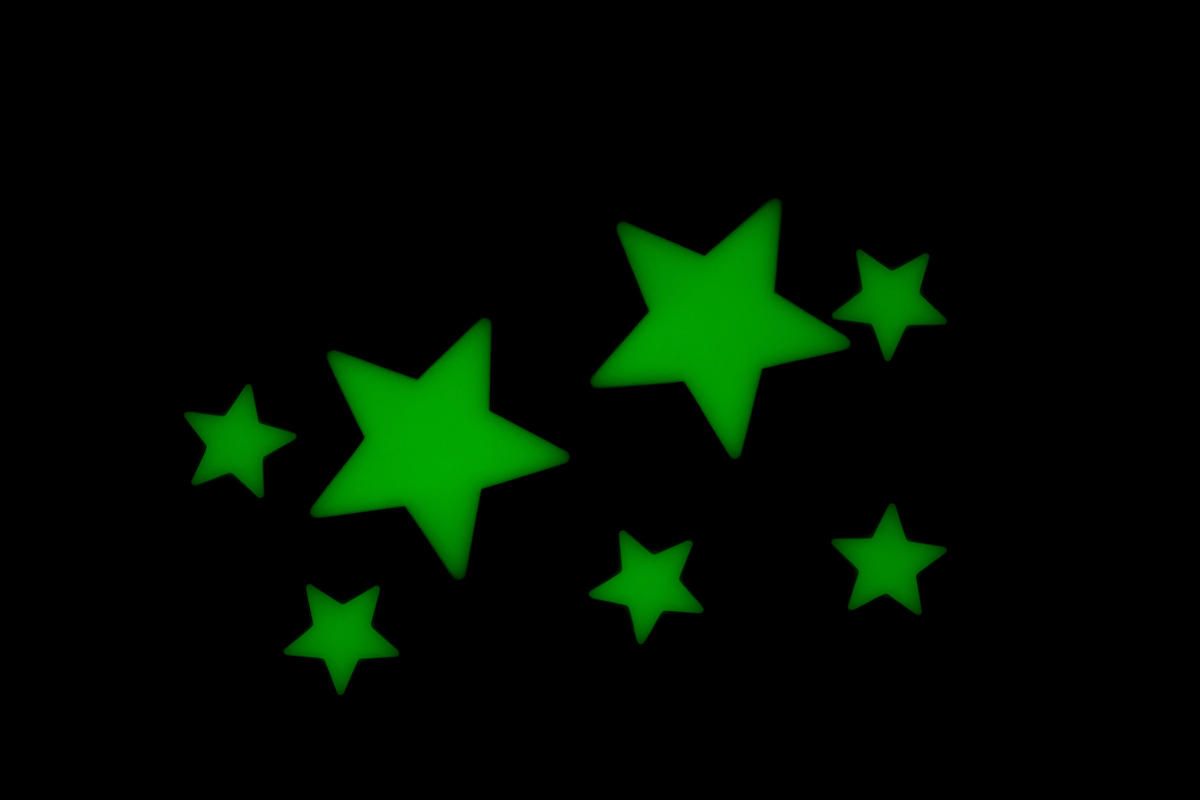 Cahaya hijau di bintang gelap untuk stiker langit-langit atau dinding. Ideal untuk dekorasi kamar anak laki-laki atau perempuan.