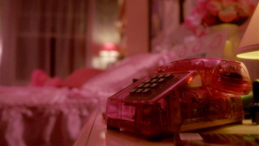 film na bruchu, priehľadný telefón, bytový dekor z 90. rokov