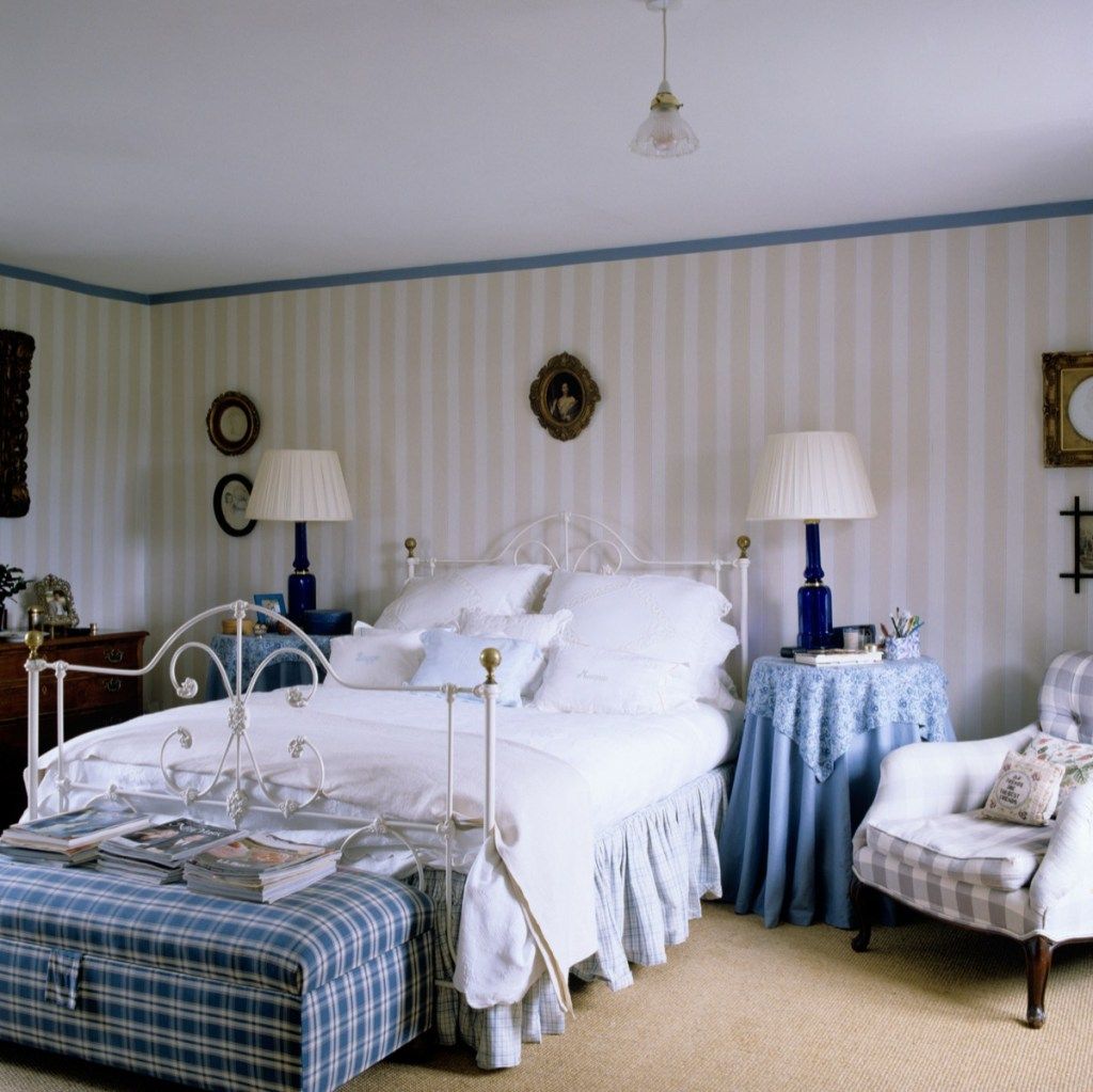침대 치마가있는 컨트리 침실 1990 년대 가정 장식