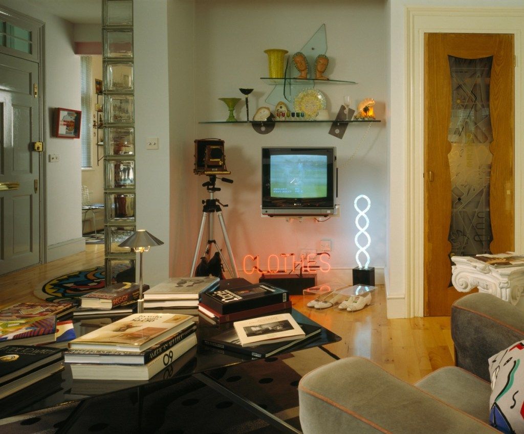 نوے کی دہائی کے کمرے میں نیین لائٹنگ اور پورٹیبل ٹیلی ویژن