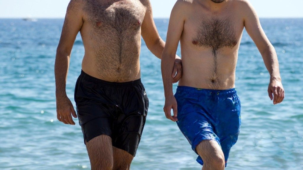 muškarci na plaži u kupaćim kostimima, učinite sebe privlačnijim