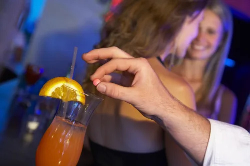   bebida sendo cravada em um bar