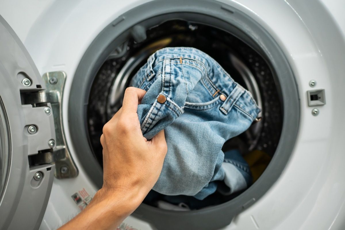 機械でジーンズを洗う