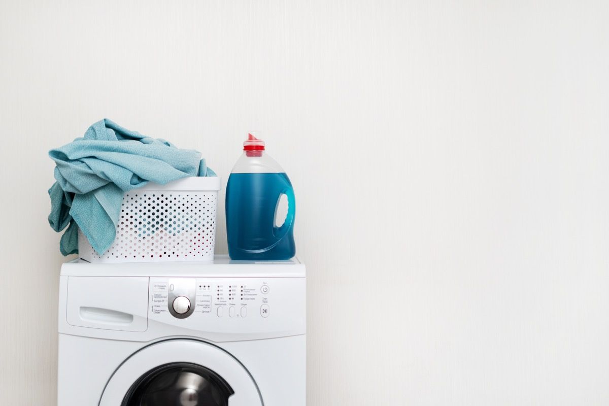 Máquina de lavar e detergente