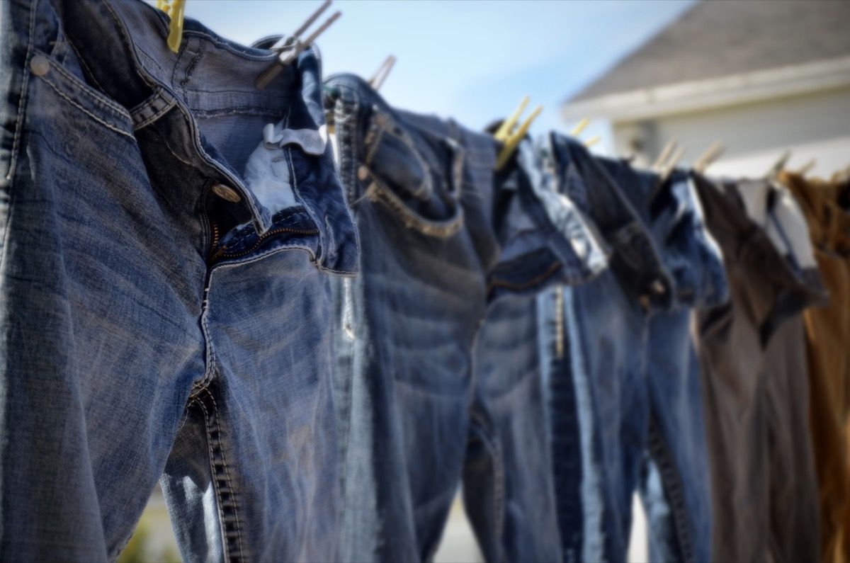 Linha secando jeans fora