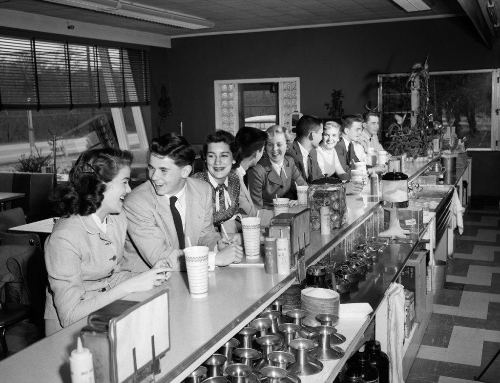 Skupina dětí na rande jíst jídlo v padesátých letech Náklady na rande