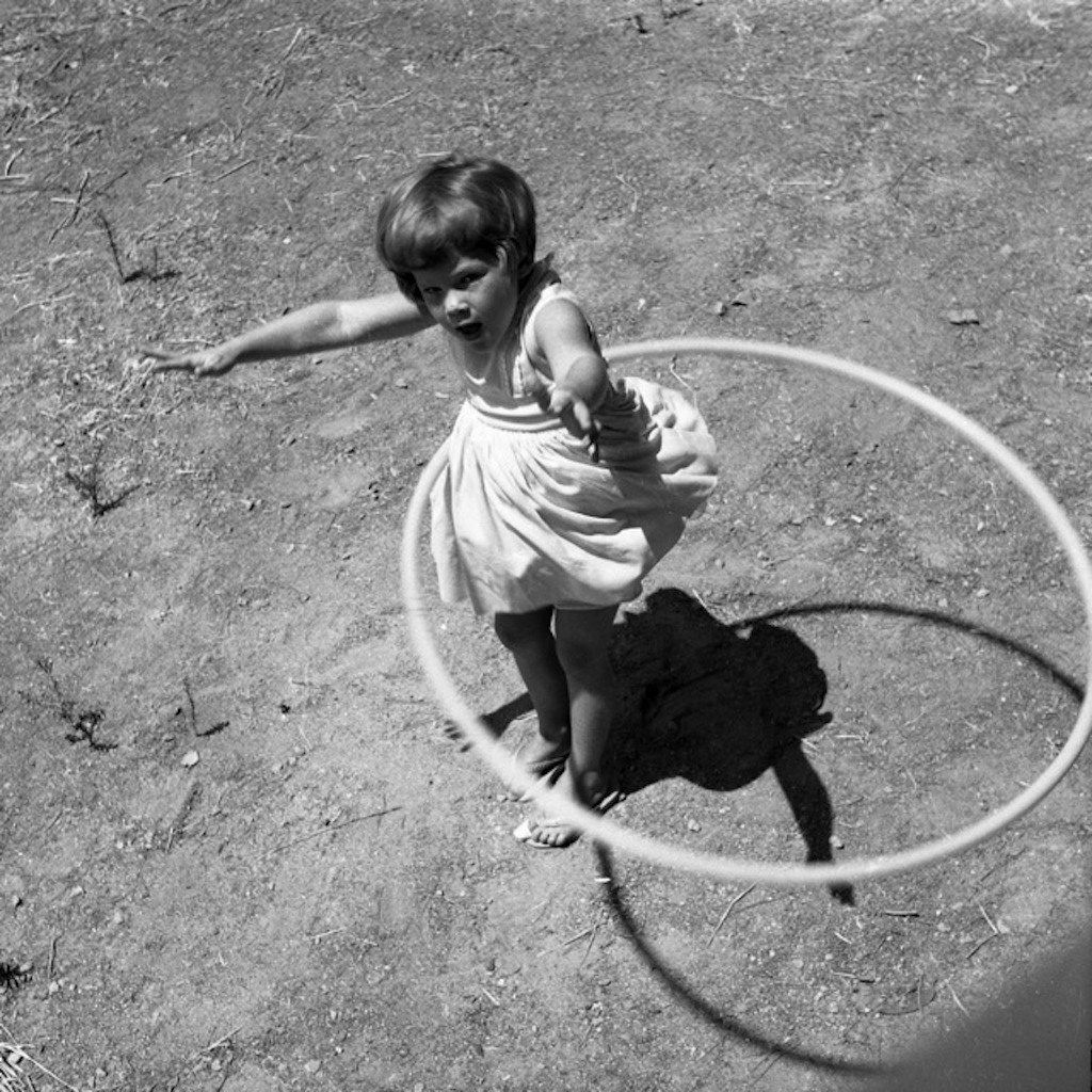 pieni tyttö, joka käyttää hula-kehää 1950-luvulla