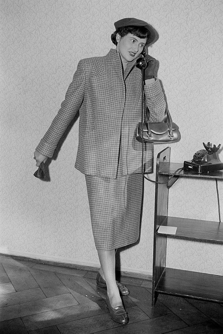 žena poziva na rotacijski telefon, fotografije iz 1950-ih