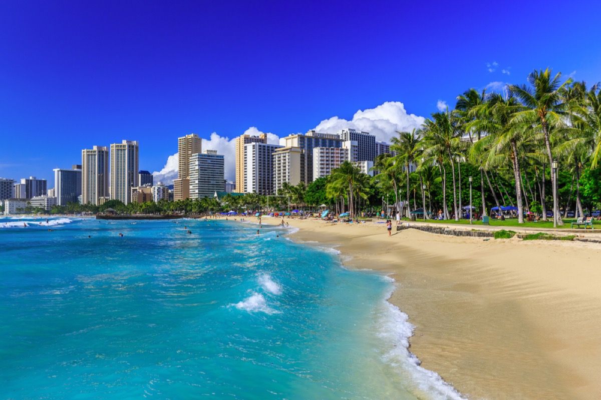 La spiaggia di Waikiki Honolulu Hawaii skyline